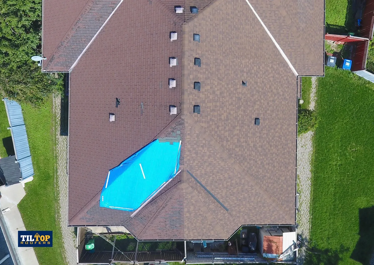 roof-tarped-wind-storm-damage-needs-new-roof-brampton